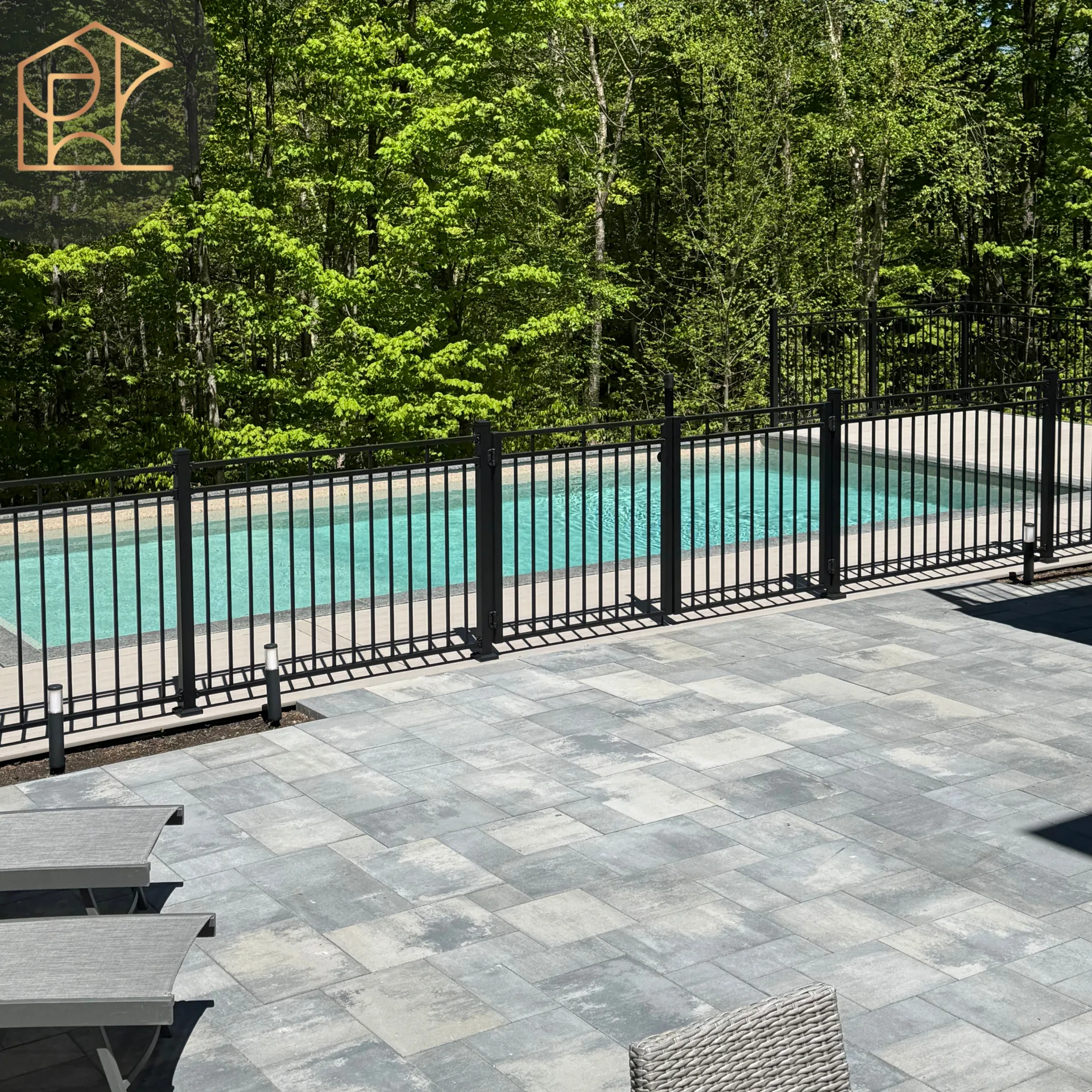 Clôture de piscine et patio pavé — projet Cantley