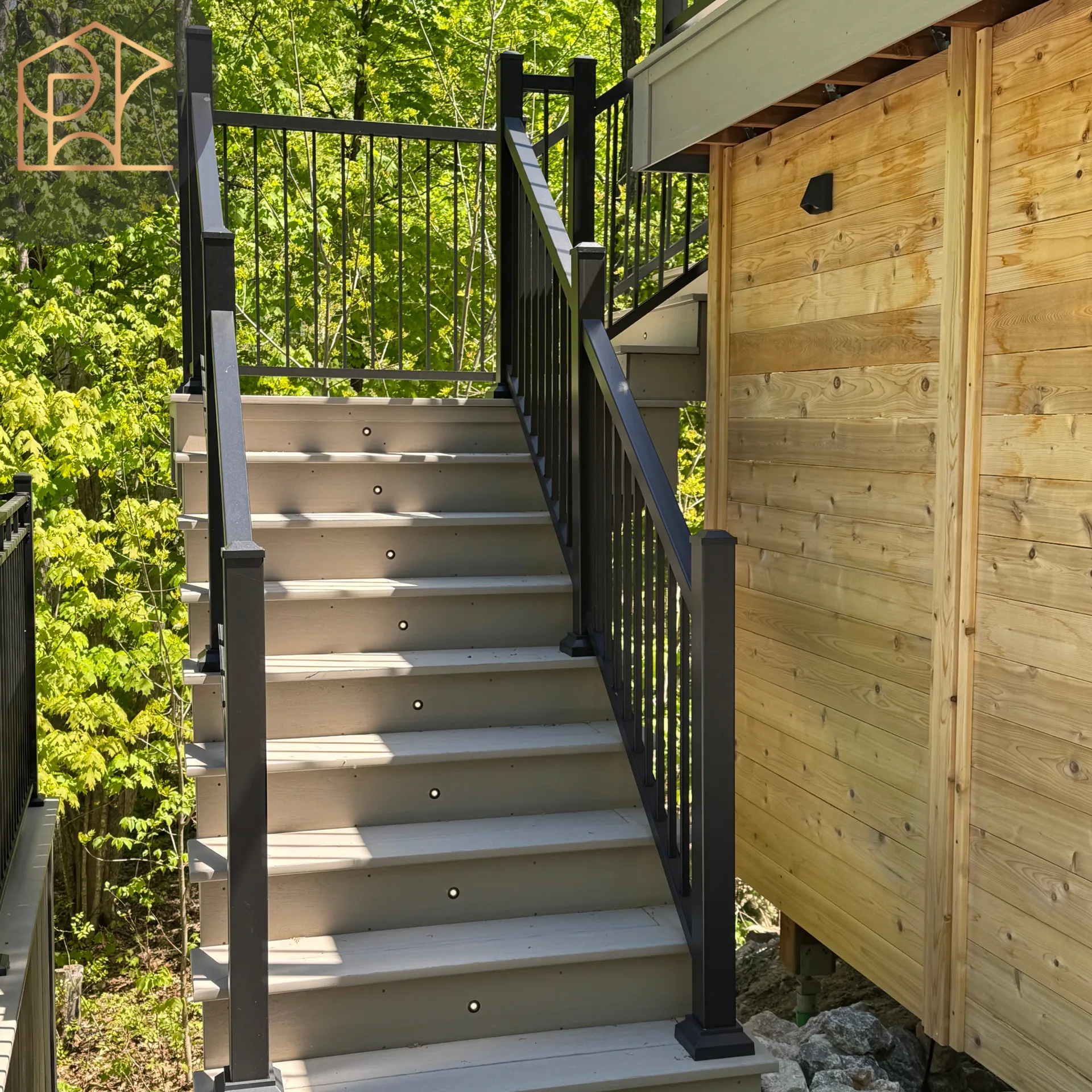 Escalier éclairé et cabanon de bois — projet Cantley