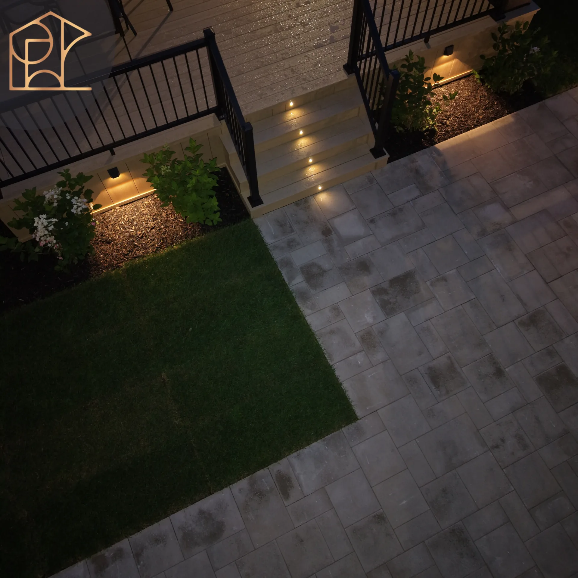 Escalier et patio pavé éclairés la nuit — projet Gatineau