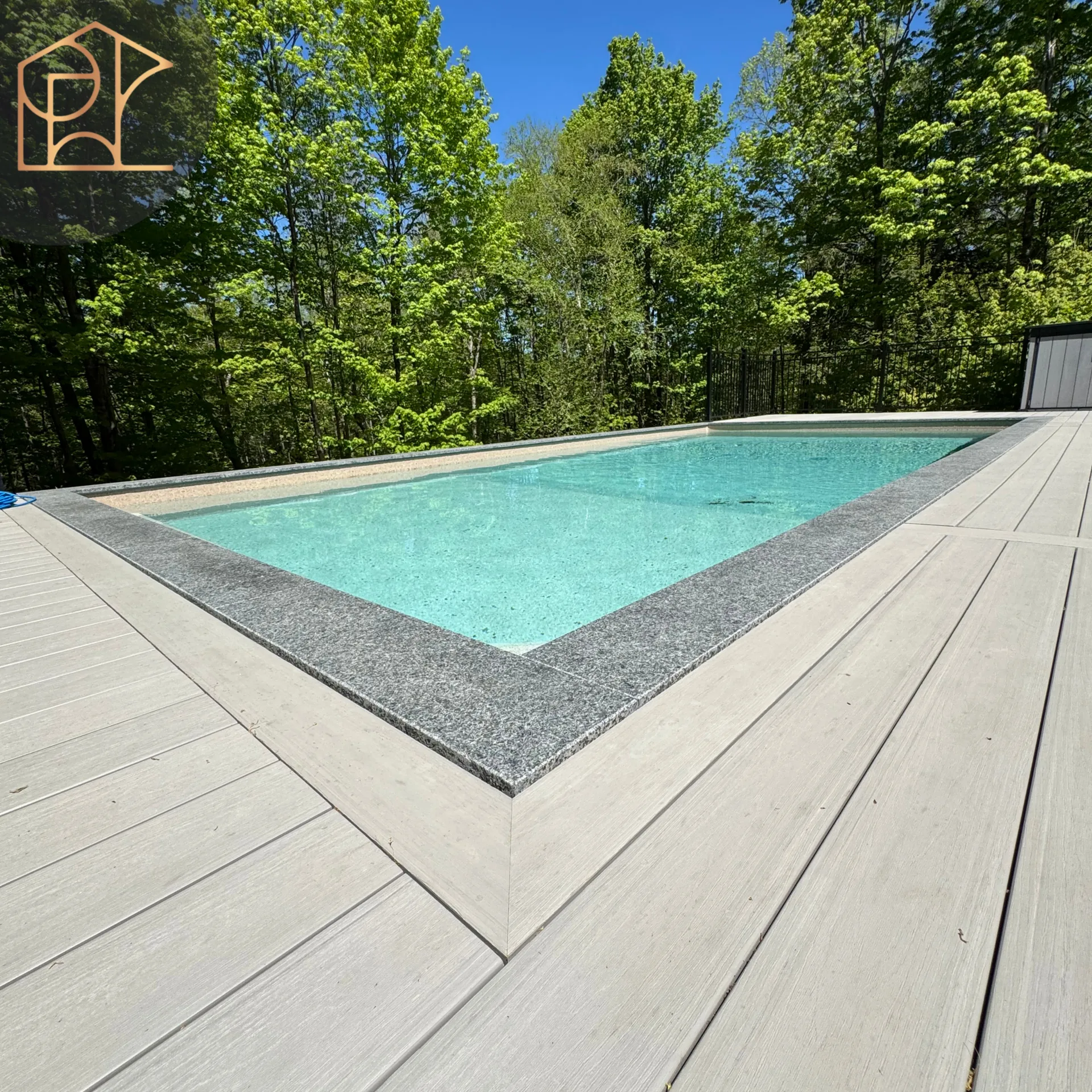 Piscine et terrasse de bois en bordure de forêt — projet Cantley