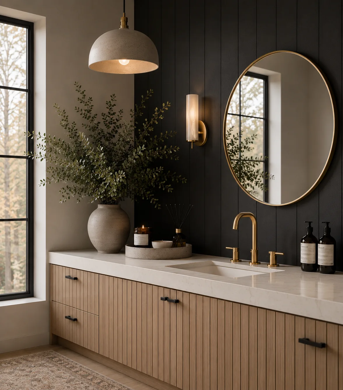 Salle de bain au design épuré, vanité de bois cannelé et mur noir, conçue par Summex Design