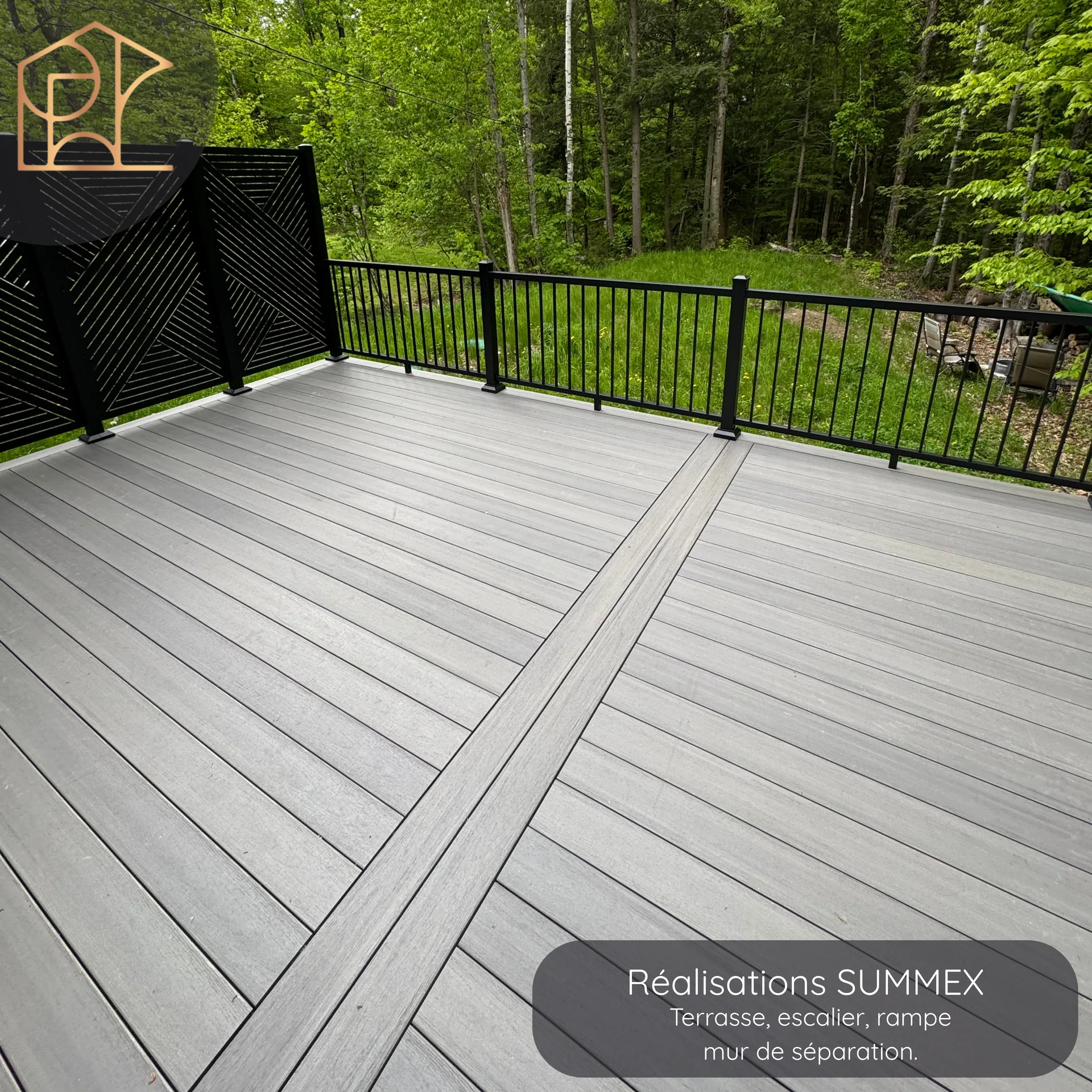 Terrasse en PVC avec vue boisée — Aylmer