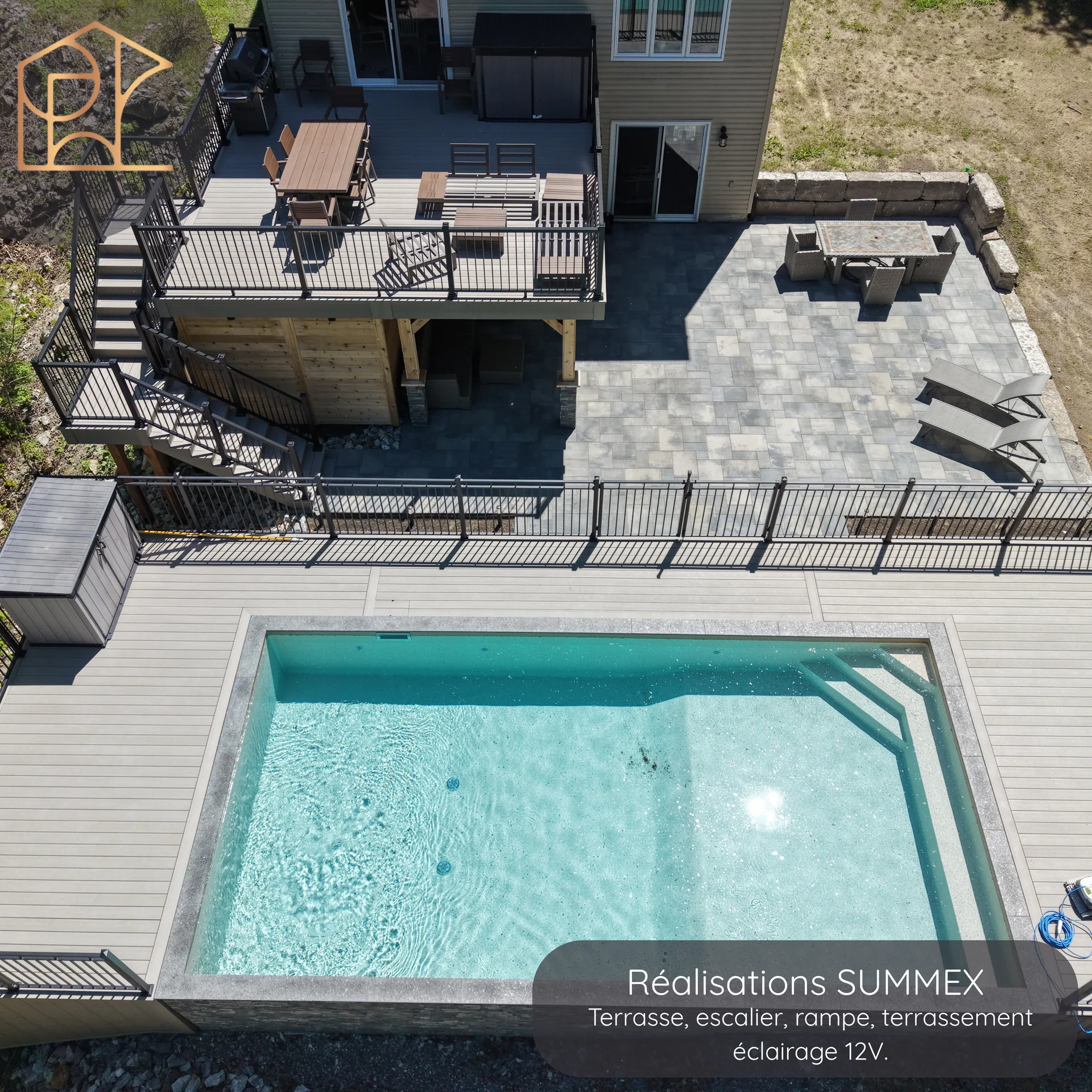 Vue aérienne d'une piscine et d'une terrasse — projet Cantley