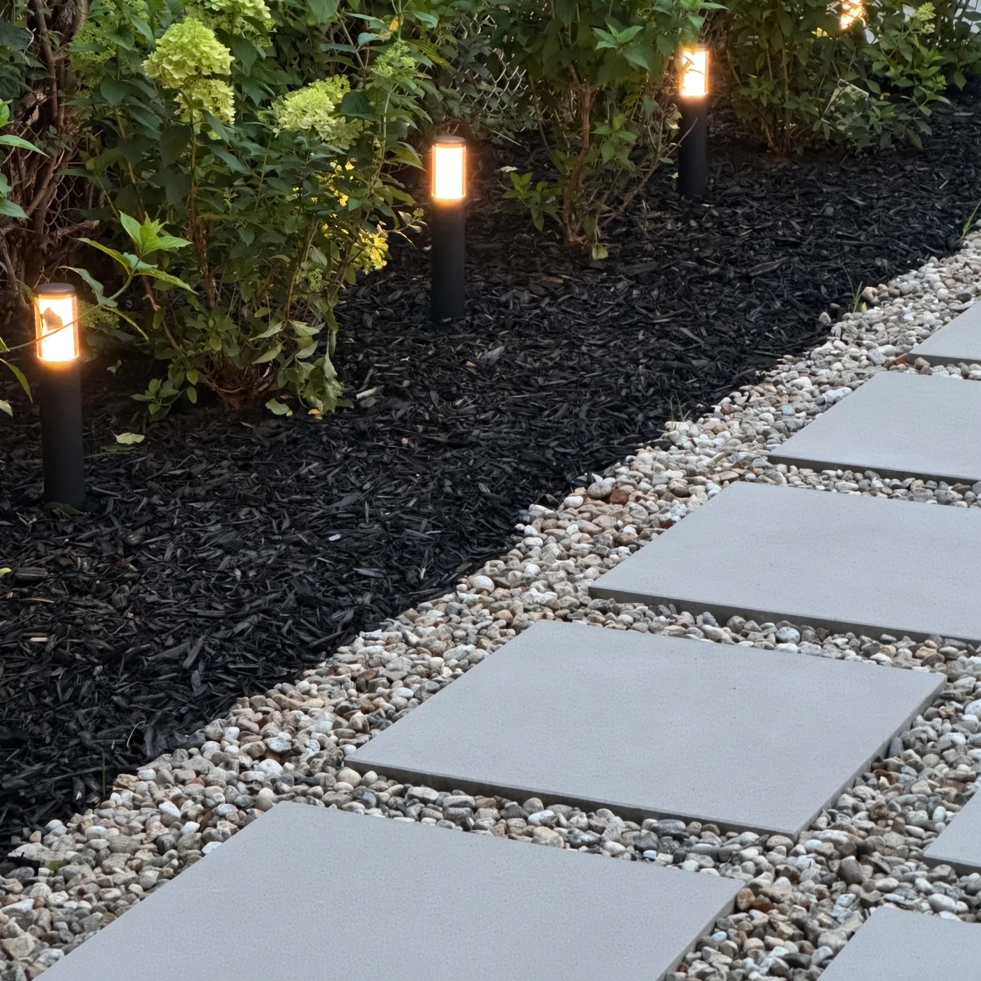 Allée de dalles bordée de bornes lumineuses, projet Gatineau