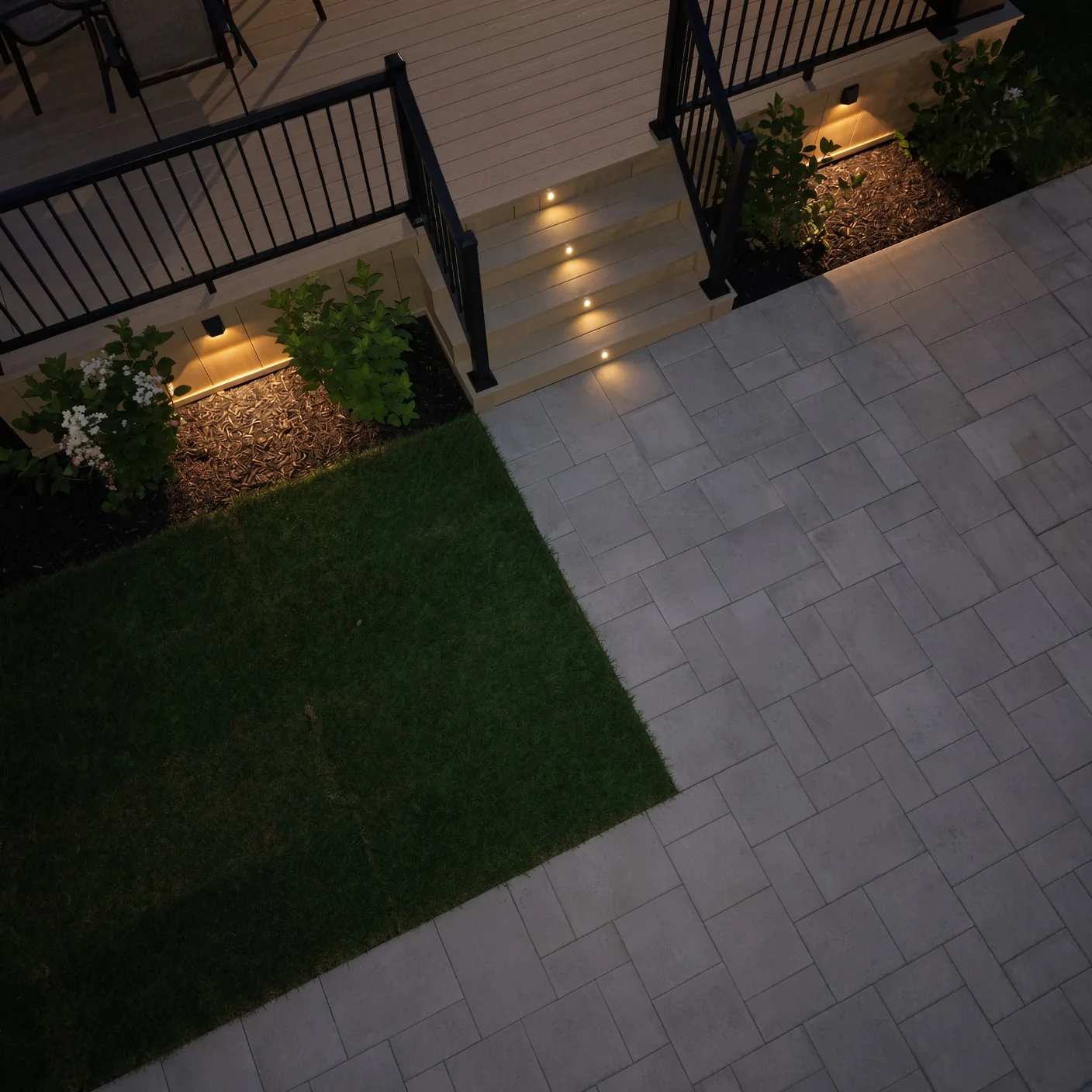 Escalier et patio pavé éclairés la nuit, projet Gatineau